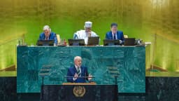 Lula discursa na tribuna da Assembleia Geral da ONU, com o secretário-geral António Guterres ao fundo