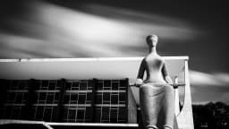 Estátua da Justiça em frente à fachada do Supremo Tribunal Federal, em Brasília, à noite