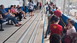 Fila de pessoas, adultos e crianças, em posto de saúde de São Paulo durante campanha de vacinação contra o sarampo