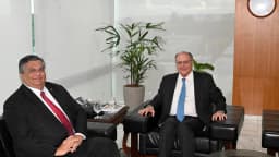 O ministro Flávio Dino (à esquerda) ao lado de outra autoridade, em reunião de trabalho