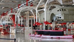 Linha de montagem da fábrica da Tesla em Fremont, na Califórnia, em foto de arquivo