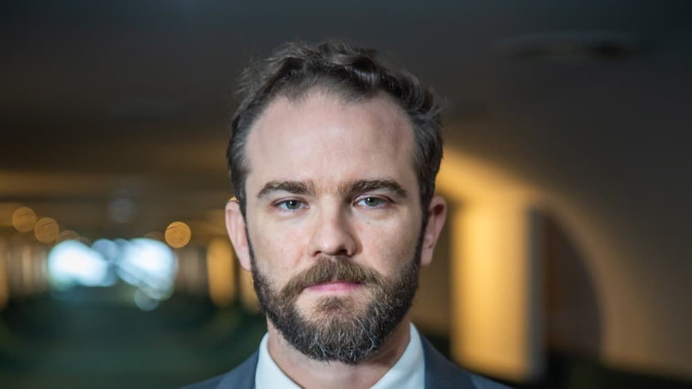 Dario Durigan, ministro da Fazenda, em retrato sério de terno e gravata vinho