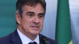 O senador Ciro Nogueira (PP) discursa em microfone durante evento oficial, com bandeira do Brasil ao fundo