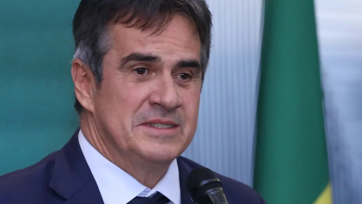 O senador Ciro Nogueira (PP) discursa em microfone durante evento oficial, com bandeira do Brasil ao fundo