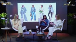 As três apresentadoras do Moda Sem Filtro conversam sentadas no estúdio, com a tela ao fundo mostrando ilustrações do quadro Uma Peça, Quatro Looks
