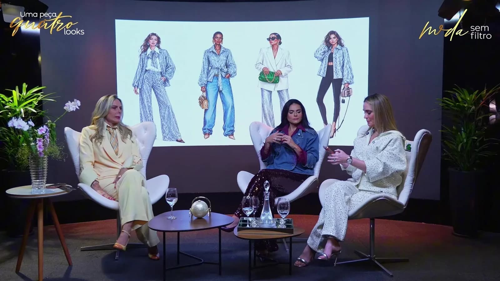As três apresentadoras do Moda Sem Filtro conversam sentadas no estúdio, com a tela ao fundo mostrando ilustrações do quadro Uma Peça, Quatro Looks