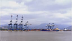 Navio carregado de contêineres no Porto de Santos, principal porta de exportação do Brasil