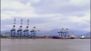 Navio carregado de contêineres no Porto de Santos, principal porta de exportação do Brasil