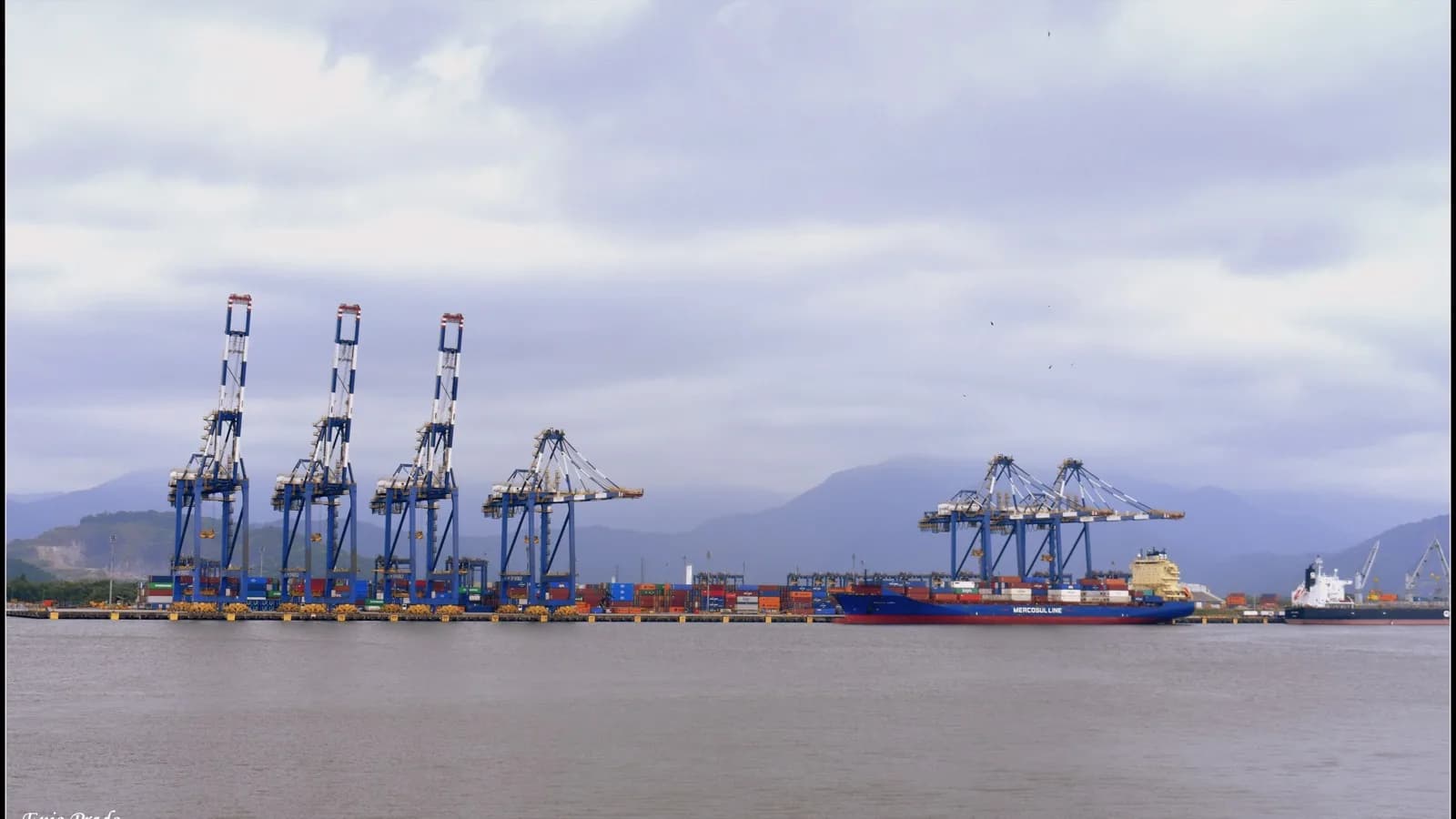 Navio carregado de contêineres no Porto de Santos, principal porta de exportação do Brasil
