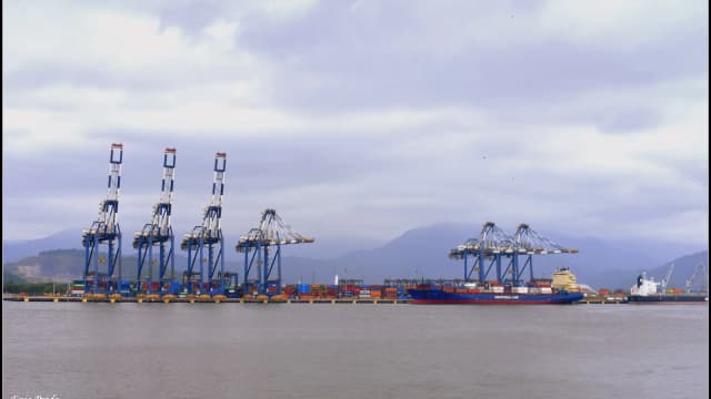 Navio carregado de contêineres no Porto de Santos, principal porta de exportação do Brasil