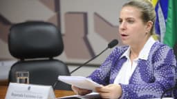 A deputada Luizianne Lins participa de audiência da Comissão Permanente Mista de Combate à Violência contra a Mulher, no Congresso