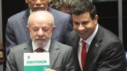 O presidente Lula na Câmara dos Deputados segurando exemplar da Constituição