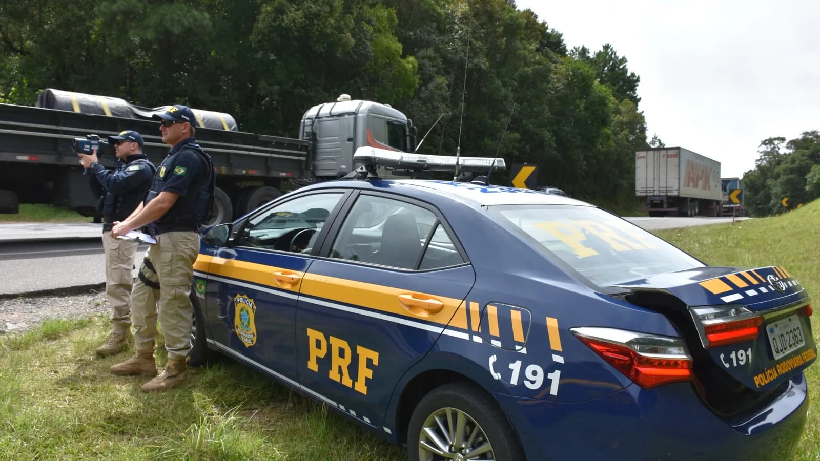 Agentes da Polícia Rodoviária Federal fazem fiscalização de velocidade em rodovia federal