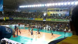 Jogadores do Sada Cruzeiro em quadra durante partida do Mundial de Clubes de vôlei, com arquibancada cheia ao fundo