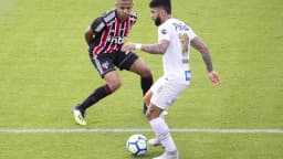 Gabigol, do Santos, disputa jogada contra defensor do São Paulo, foto de arquivo