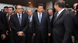 O presidente chinês Xi Jinping caminha ao lado de autoridades em visita anterior ao Brasil (foto de arquivo)
