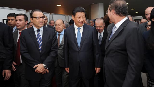 O presidente chinês Xi Jinping caminha ao lado de autoridades em visita anterior ao Brasil (foto de arquivo)