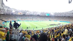 Panorâmica do estádio do Maracanã lotado durante partida de futebol