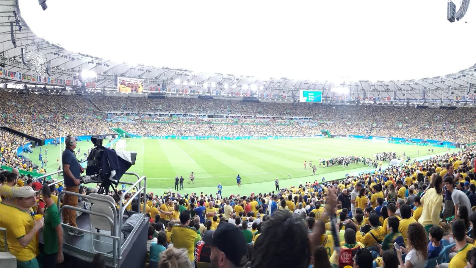 Panorâmica do estádio do Maracanã lotado durante partida de futebol