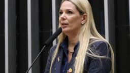 Fernanda Louback discursa em homenagem ao Dia Mundial de Conscientização do Autismo na Câmara dos Deputados