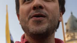 Renan Santos, candidato à Presidência pelo Missão, fala ao microfone em evento ao ar livre