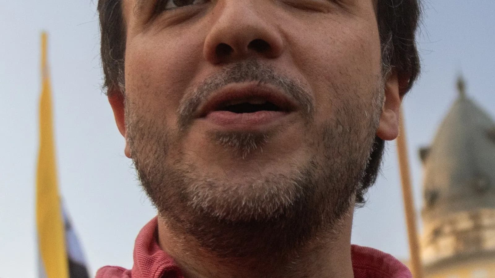 Renan Santos, candidato à Presidência pelo Missão, fala ao microfone em evento ao ar livre