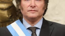 O presidente da Argentina, Javier Milei, usa a faixa presidencial em cerimônia oficial