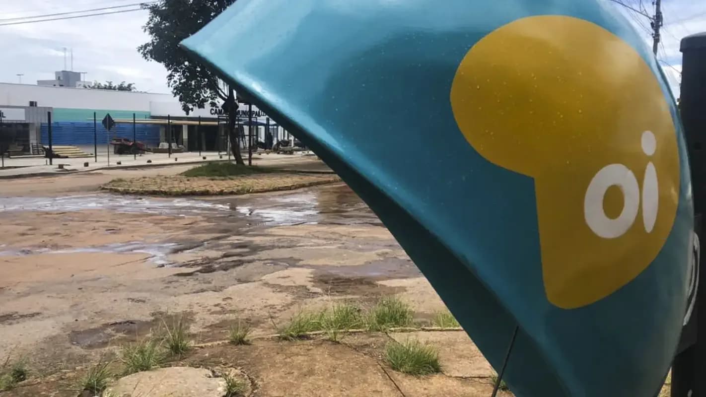 Orelhão da Oi em via pública, com o logo da operadora em destaque