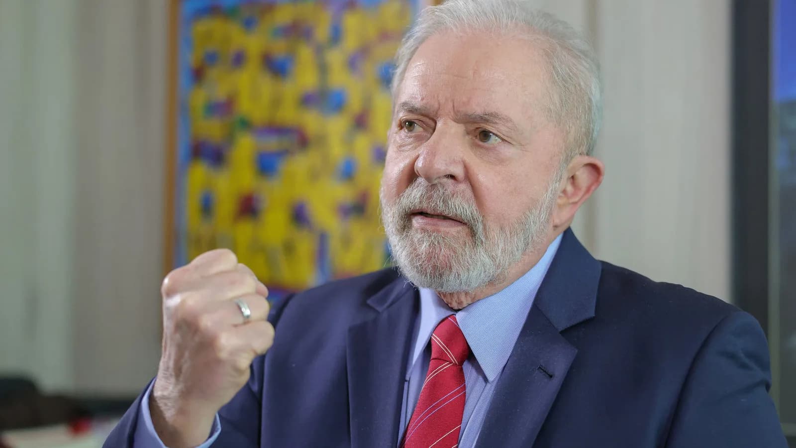Retrato do presidente Luiz Inácio Lula da Silva gesticulando durante entrevista