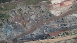 Vista aérea de mina de ferro a céu aberto da Vale em Itabira, Minas Gerais