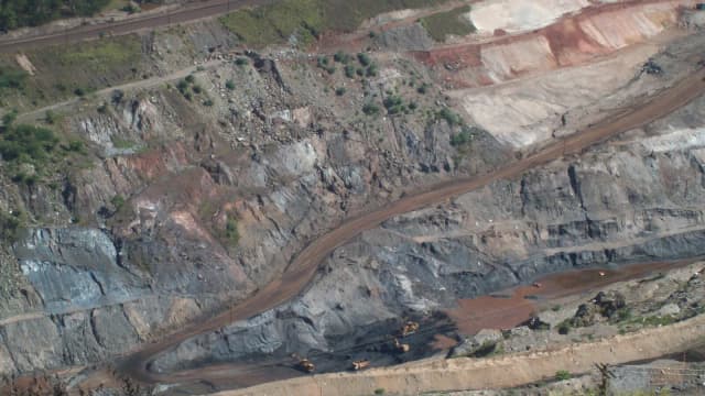 Vista aérea de mina de ferro a céu aberto da Vale em Itabira, Minas Gerais