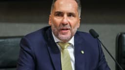 O deputado Guilherme Derrite discursa em plenário durante sessão na Câmara dos Deputados