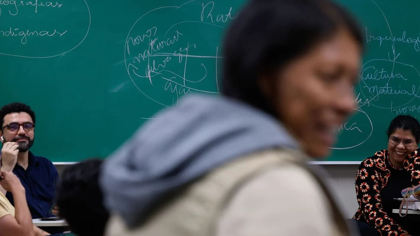 Professora dá aula para alunos em sala de aula