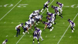 Jogadores do Baltimore Ravens em ação durante partida da NFL (foto de arquivo de 2019)