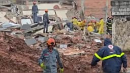 Bombeiros e equipe do SAMU buscam vítimas em escombros de prédio desabado (foto de arquivo, outro desabamento em São Bernardo do Campo, SP, 15/08/2026 — imagem ilustrativa, não é do caso da Penha)