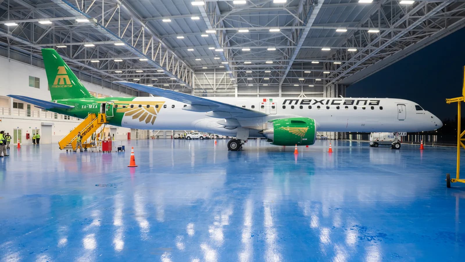 Jato Embraer E195-E2 estacionado em hangar, com a pintura da companhia aérea Mexicana