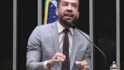 O deputado federal André Janones discursa da tribuna da Câmara dos Deputados