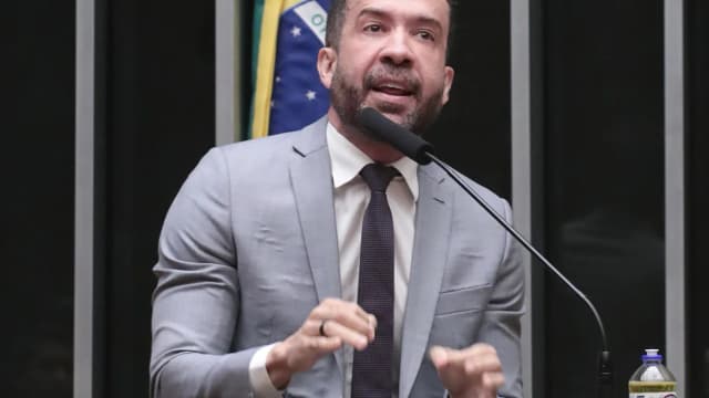 O deputado federal André Janones discursa da tribuna da Câmara dos Deputados