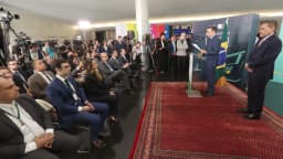 Cerimônia de abertura de exposição sobre o processo eleitoral brasileiro, com plateia e autoridades em palanque