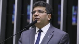 O governador do Piauí, Rafael Fonteles, discursando ao microfone durante evento oficial