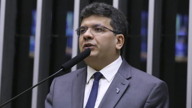 O governador do Piauí, Rafael Fonteles, discursando ao microfone durante evento oficial