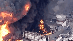 Vista aérea de incêndio de grandes proporções com labaredas e fumaça densa em tanques de fábrica química em Itaquaquecetuba, SP