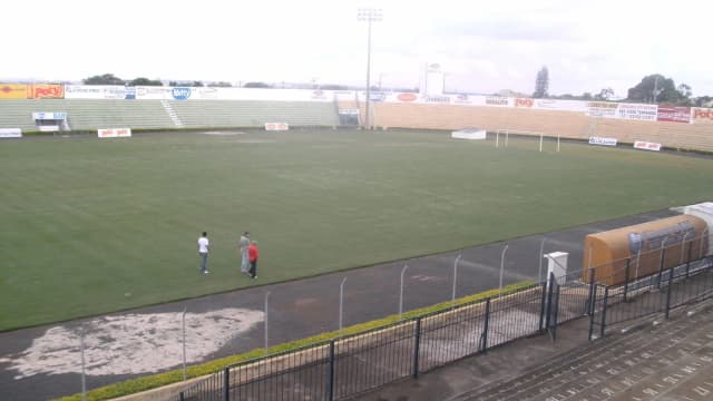 Vista do estádio Maião, do Mirassol, com arquibancadas e gramado vazios