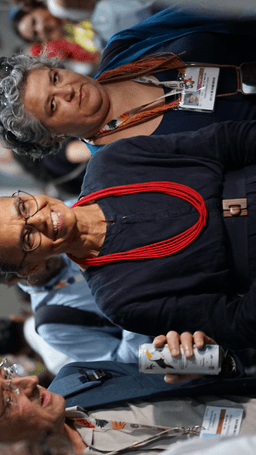 Marina Silva sorri ao lado de outras pessoas em evento em novembro de 2025, quando ainda era ministra (foto de arquivo)