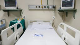 Leito hospitalar equipado para uso da touca de resfriamento durante quimioterapia no Inca