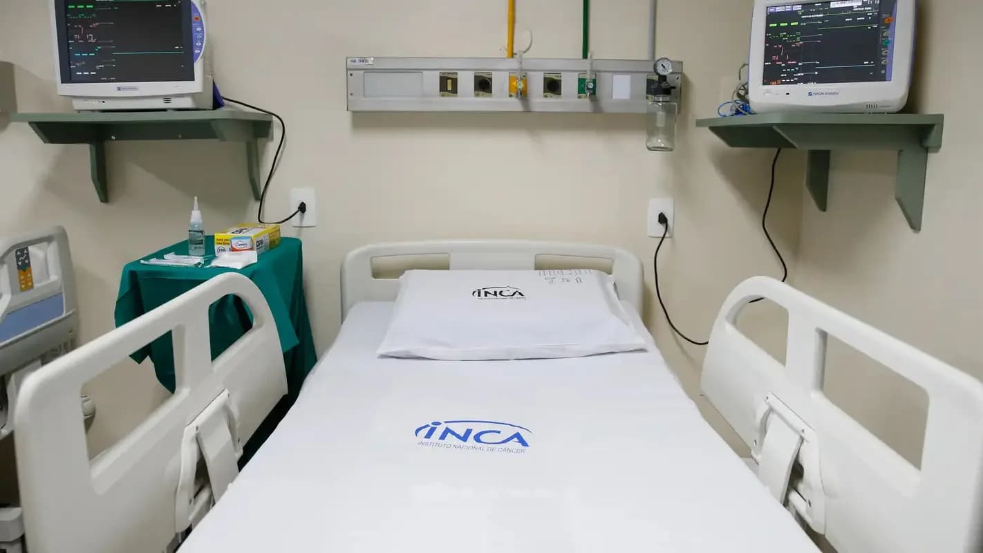 Leito hospitalar equipado para uso da touca de resfriamento durante quimioterapia no Inca