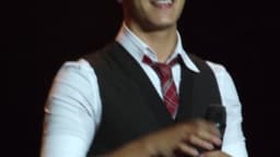 Arthur Aguiar se apresenta com microfone em evento