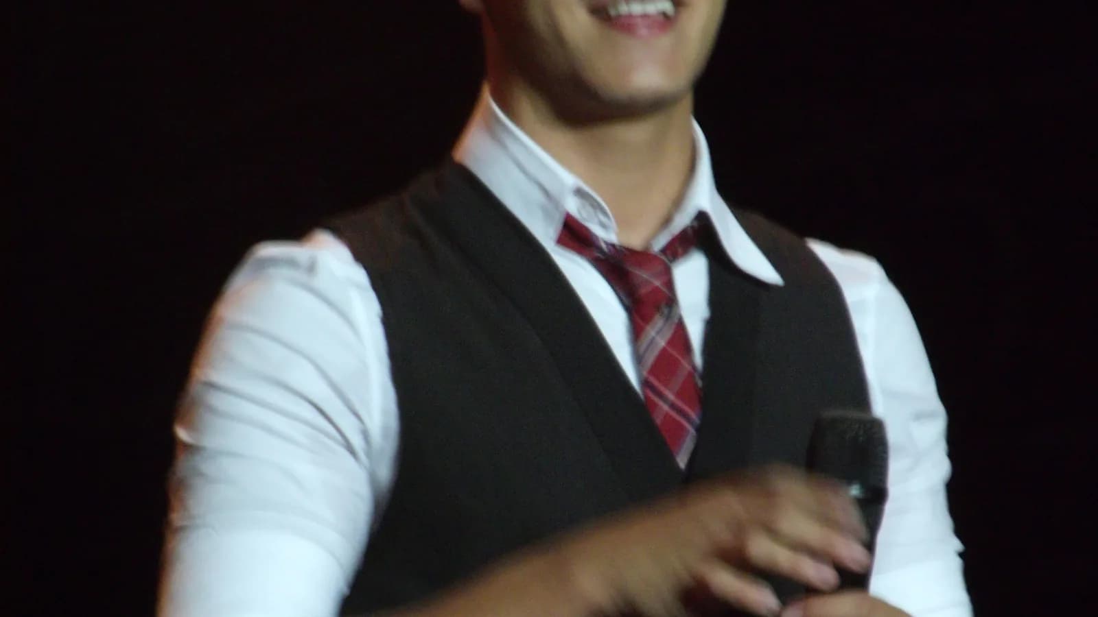 Arthur Aguiar se apresenta com microfone em evento