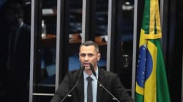 Senador Cleitinho Azevedo discursa na tribuna do Senado, com a bandeira do Brasil ao fundo