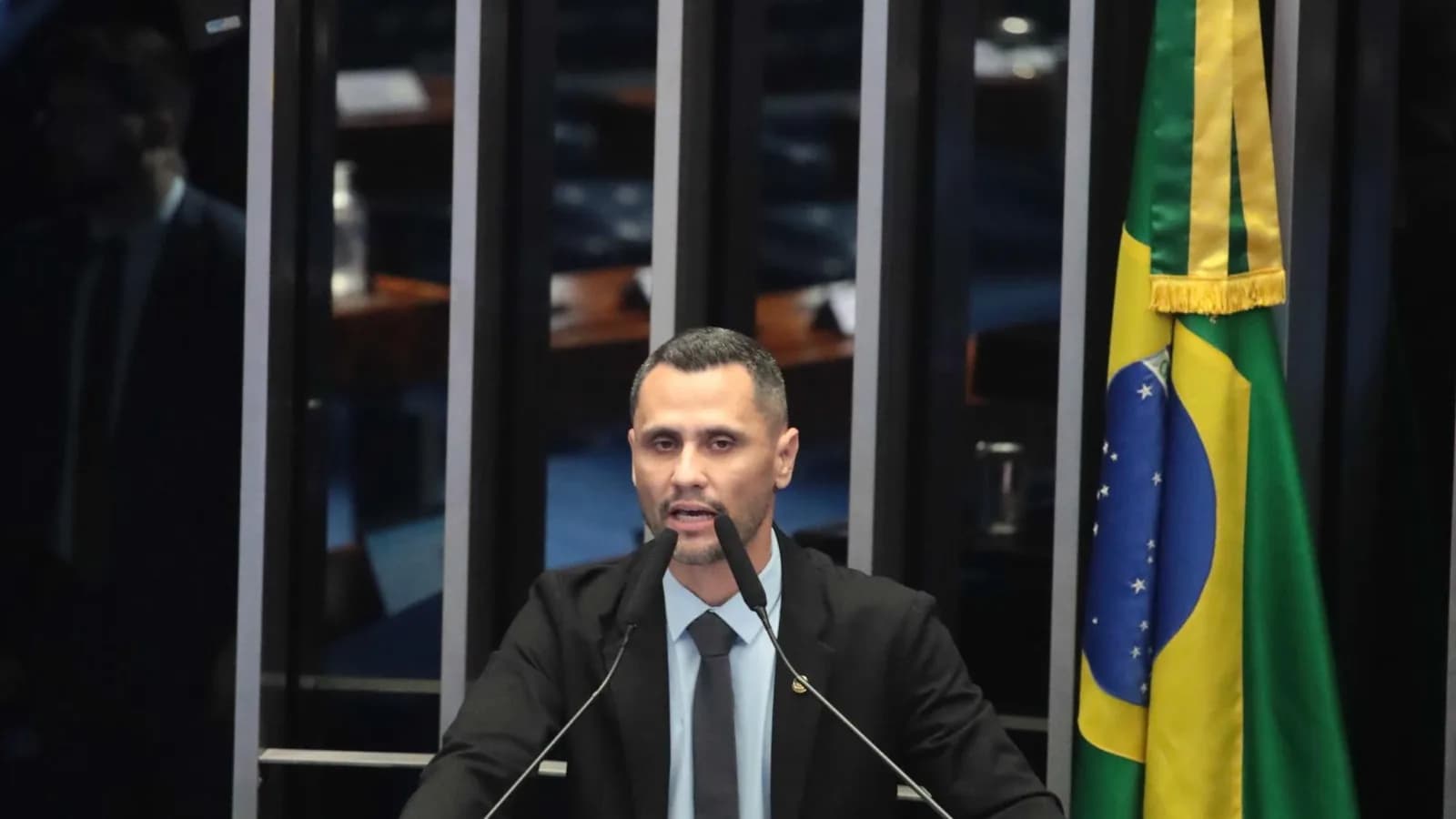 Senador Cleitinho Azevedo discursa na tribuna do Senado, com a bandeira do Brasil ao fundo